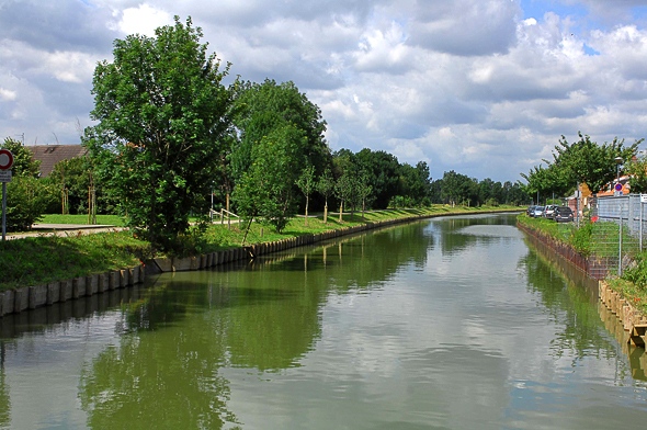 <b><i>Le cheminement du Canal après le réaménagement des quais et des berges au niveau du Pont Grimonpont sur le territoire de Leers. </b></i><br/>Photographie en couleur (crédits LMCU)