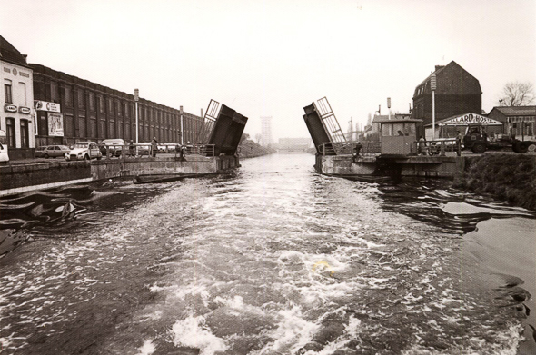 <b><i>Vue d’un pont levis au dessus du canal.</b></i><br/>Photographie noir et blanc  (Association Agréée pour la Pêche et la Protection du Milieu Aquatique (AAPPMA) de Roubaix)