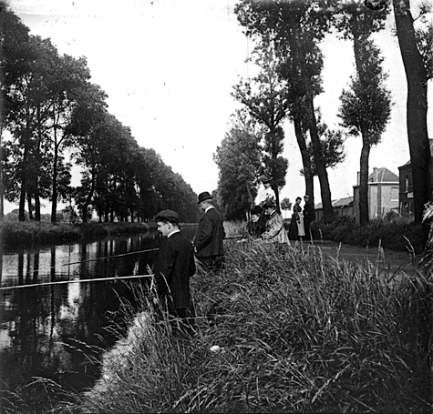 <b><i>Moment de détente le long du canal : 2 pêcheurs sous le regard attentif de leur compagne.</b></i><br/>Plaque de verre (Médiathèque municipale de Roubaix)