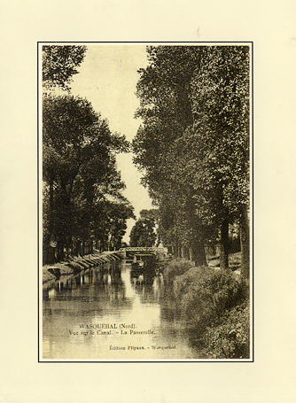 <b><i>Vue sur le canal : la passerelle.</b></i><br/>Carte postale (Archives municipales de Roubaix)