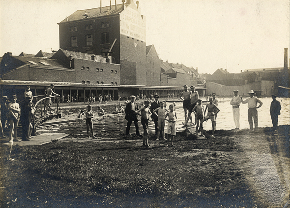 <b><i>Nageurs en herbe devant le bassin de l’école de natation.</b></i><br/>Photographie noir et blanc (Archives municipales de Roubaix)