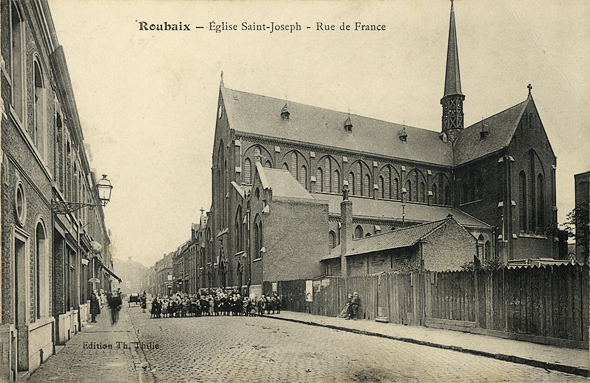 <b><i>Eglise Saint-Joseph.</b></i><br/>Carte postale noir et blanc (Médiathèque municipale de Roubaix)