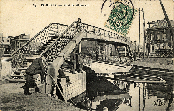 <b><i>Pont de Mouvaux.</b></i><br/>Carte postale noir et blanc (Médiathèque municipale de Roubaix)