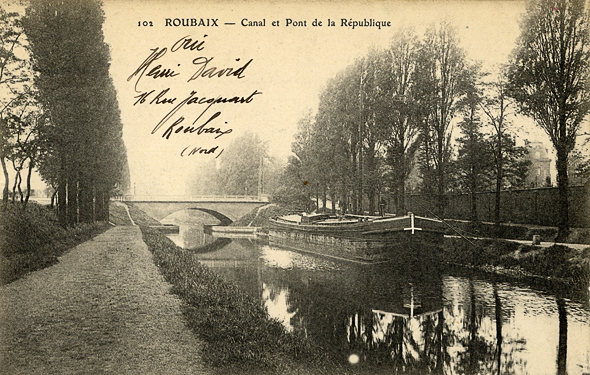 <b><i>Canal et pont de la République.</b></i><br/>Carte postale (Médiathèque municipale de Roubaix)