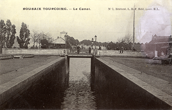 <b><i>Roubaix-Tourcoing : le canal - Ecluse de l’Union.</b></i><br/>Carte postale noir et blanc (Médiathèque municipale de Roubaix)