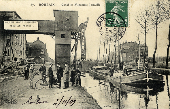 <b><i>Quai de Brest : meunerie et minoterie Jonville.</b></i><br/>Carte postale noir et blanc (Médiathèque municipale de Roubaix)