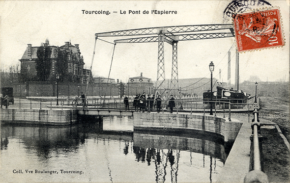 <b><i>Le pont de l’Espierre.</b></i><br/>Carte postale noir et blanc (Médiathèque municipale de Roubaix)