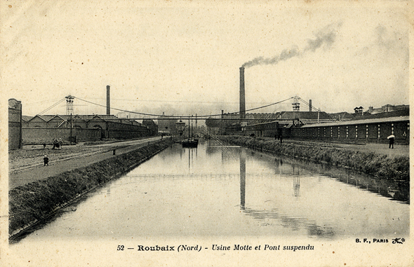 <b><i>L’usine Motte et le pont suspendu.</b></i><br/>Carte postale noir et blanc (Médiathèque municipale de Roubaix)