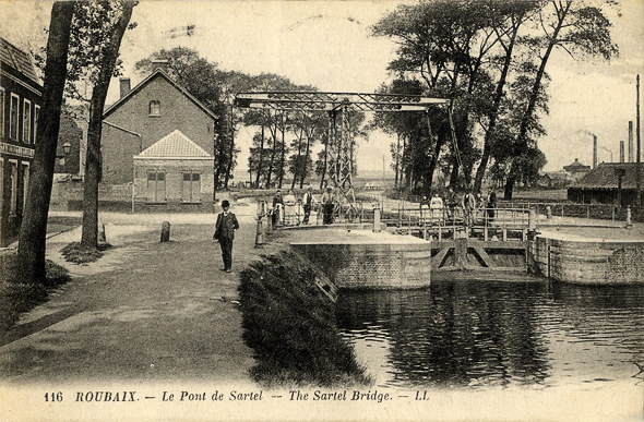 <b><i>Le pont du Sartel.</b></i><br/>Carte postale noir et blanc (Médiathèque municipale de Roubaix)