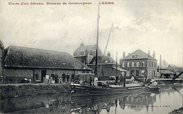 <b><i>La douane de Grimonpont.</b></i><br/>Carte postale noir et blanc (Médiathèque municipale de Roubaix)