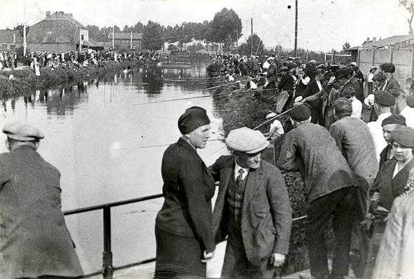 <b><i>Les amateurs de goujon autour du pont Grimonpont.</b></i><br/>Photographie noir et blanc (Médiathèque municipale de Roubaix)
