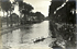 <b><i>Course d’aviron à la sortie de Roubaix : le bateau en tête.</b></i><br/>Carte postale noir et blanc (Médiathèque municipale de Roubaix)